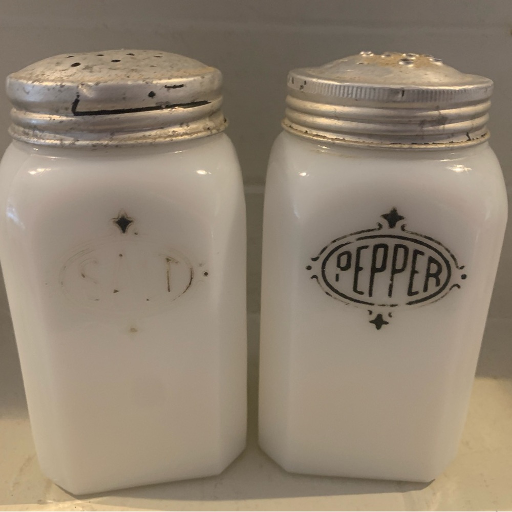 Hazel-Atlas Art Deco Salt & Pepper Shakers Original Caps Vintage 1930s
